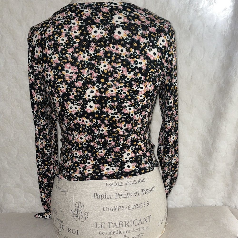 NWOT Y2K WOMENS CROPPED RIBBED KNIT FLORAL LONG SLEEVE TOO SIZE LARGE - Picture 5 of 8